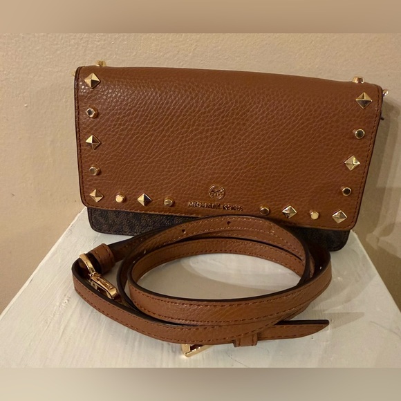 Michael Kors Jet Set Small Studded Smartphone
Crossbody Bag EUC - Picture 7 of 17